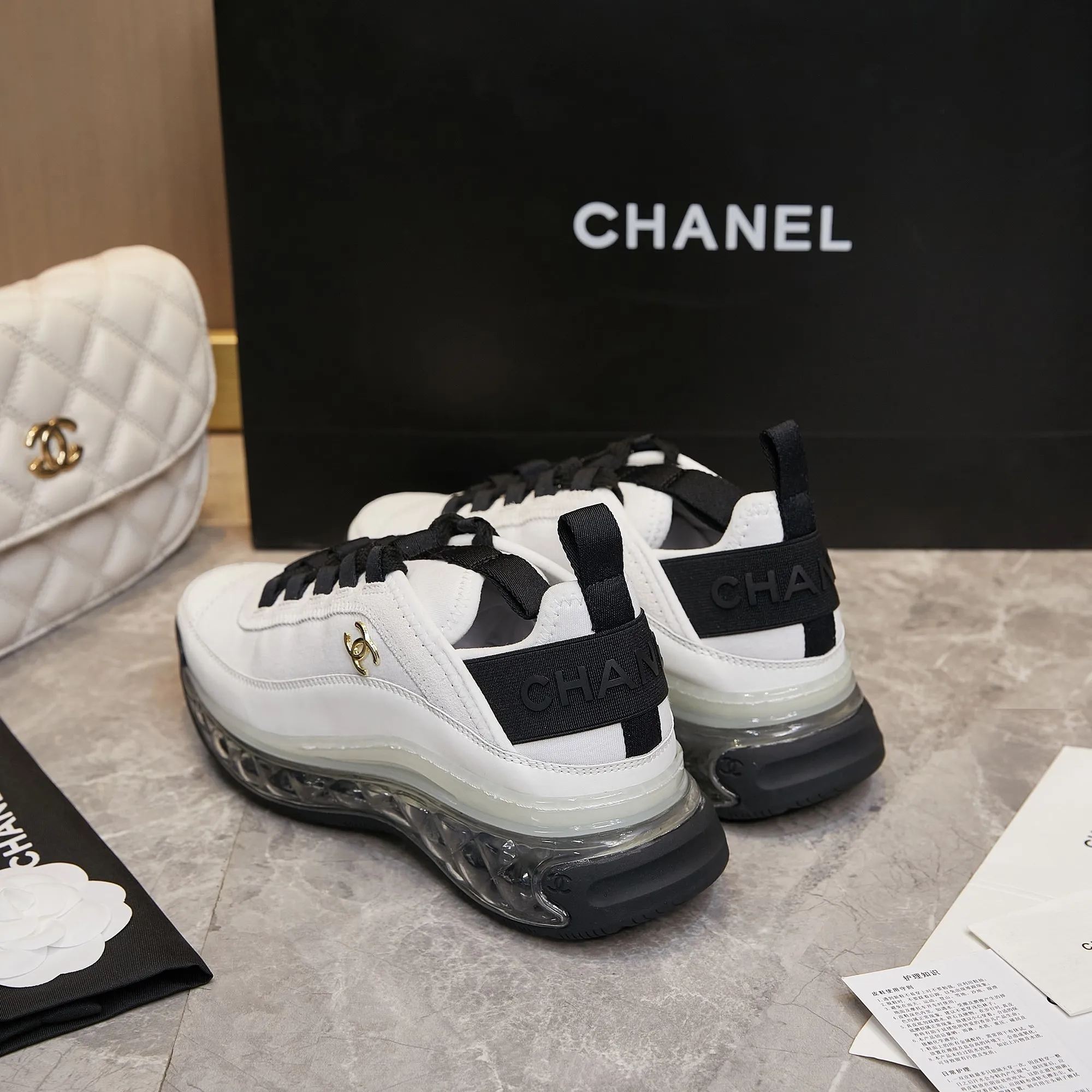 Men's men's shoes pP580! Chanel Chanel - 2024 counter top casual sneakers This classic design; the upper is made of various craftsmanship styles; the outsole is fashionable and sporty; the outsole is fashionable and sporty; the extraordinary inclusion of a variety of color matching elements... The diversified mix and match is very beautiful and versatile, casual, fashionable, sports and outdoor can be taken into account... ꫛꫀꪝ Go➫ Materials: ❶Upper made of: original imported cowhide ❷Inside made of: original imported breathable sheepskin ❸Outsole is based on: Original TPU air cushion outsole. Full set of boutique packaging for women 35–41 and men 39–45.